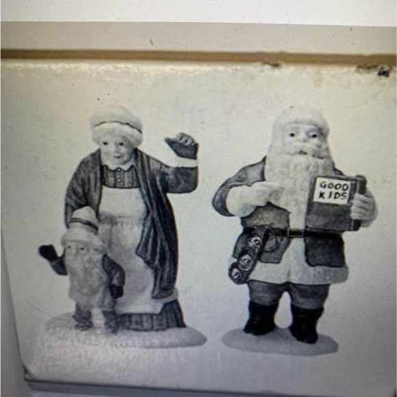 Dept. 56 heritage village Santa and Mrs. Claus 1990 retired...